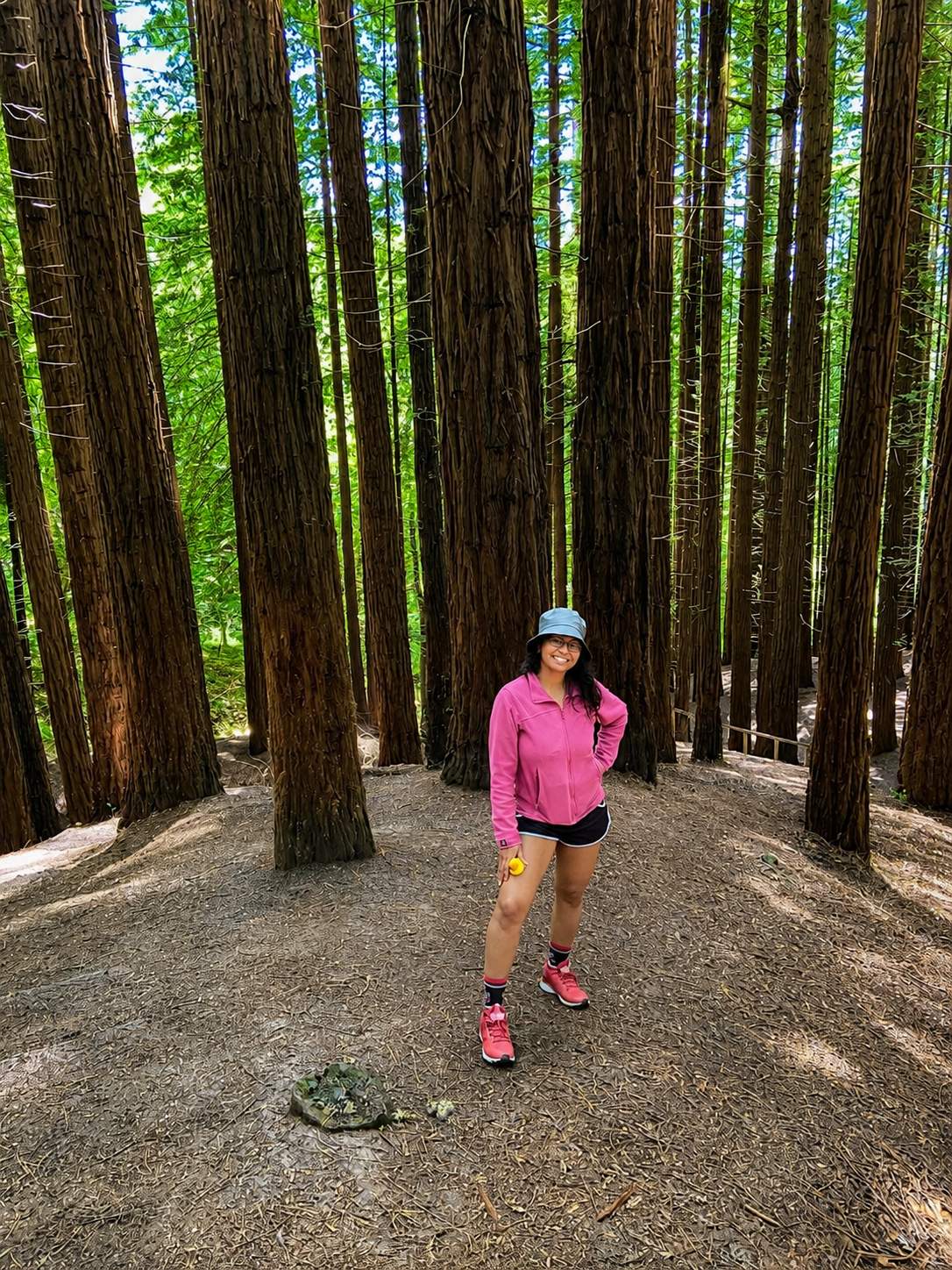 Qué ropa llevar para hacer senderismo en verano: la guía definitiva para caminar con calor de forma segura