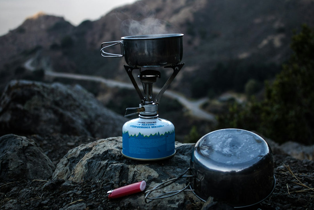 Hornillo de gas y sartén de camping en la montaña