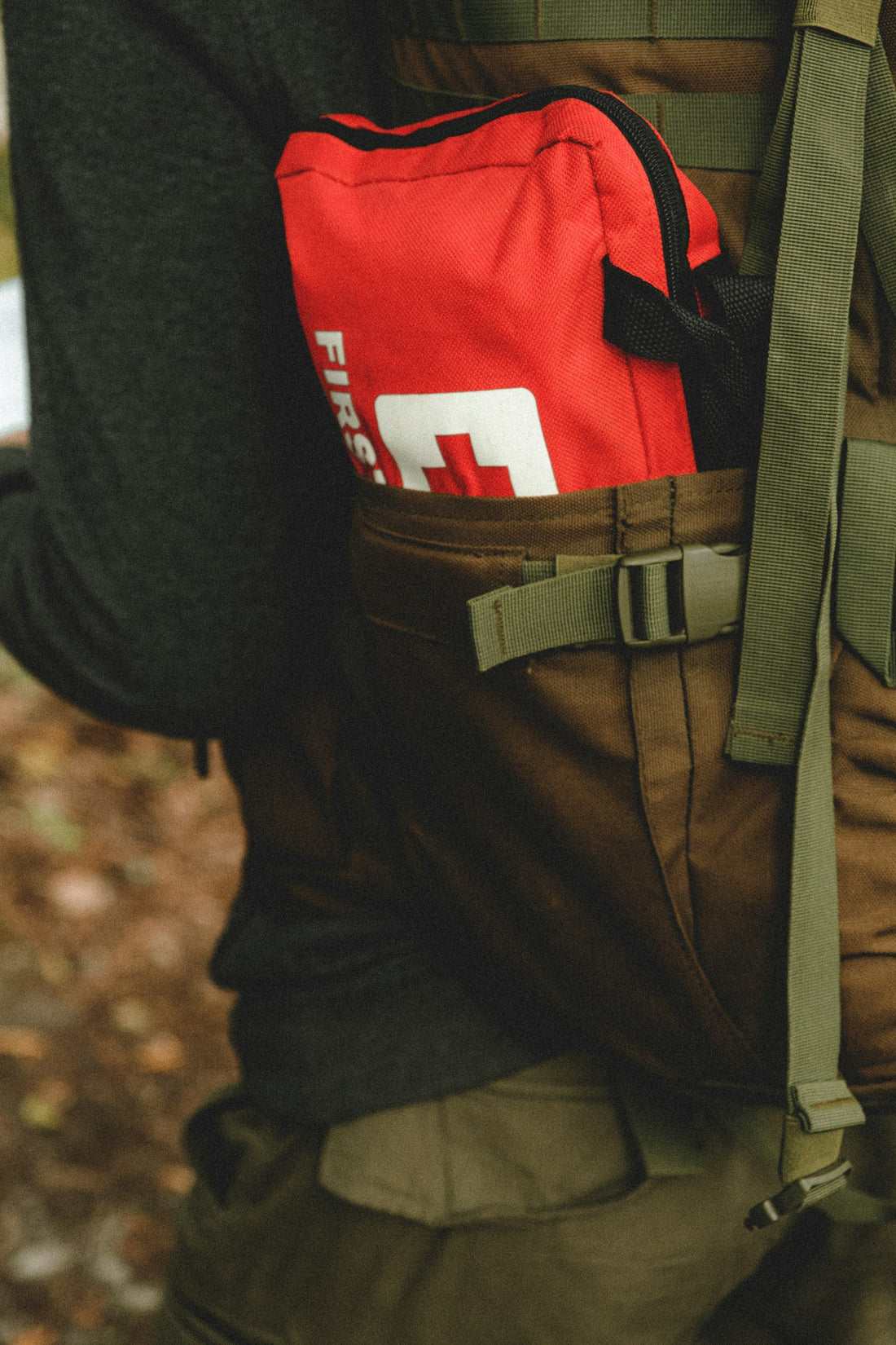 Senderista con mochila preparado para una ruta de montaña